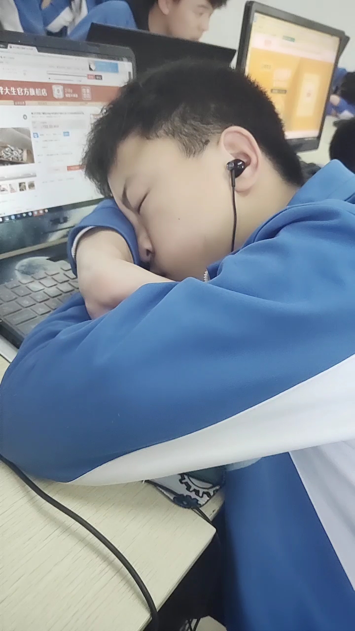 正在睡觉的同桌