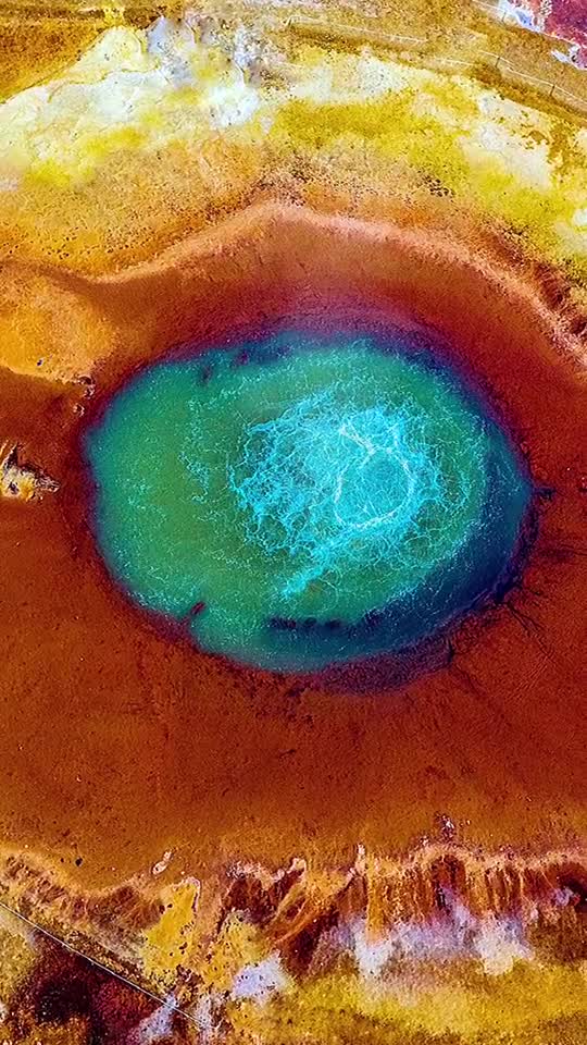 艾肯泉又称恶魔之眼,昆仑山下喷涌千年的可怕泉眼,终年不冻,鸟兽不近