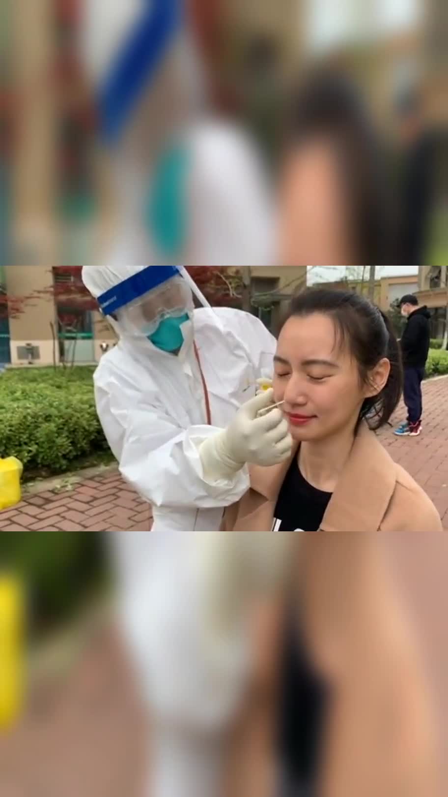 为配合疫情防控,老板自费给工人核酸检测,这操作美女好像很难受!