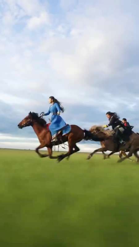 如果你累了,不然来大草原骑骑马,放放松,也是一种享受