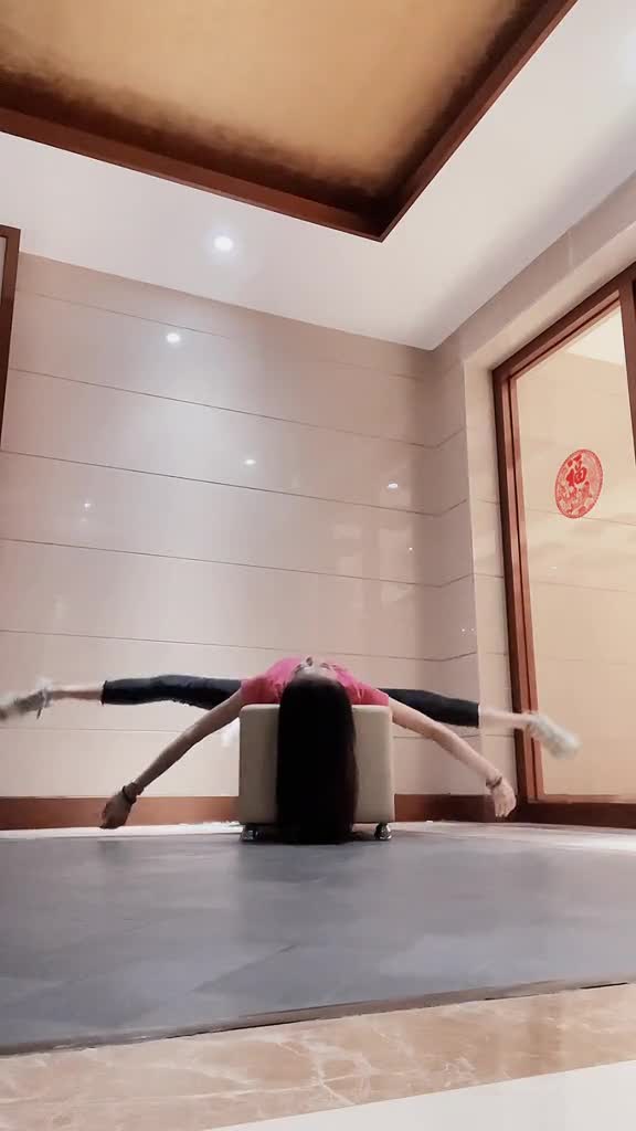 没有什么困难是战胜不了我的舞蹈生一字马腿身材