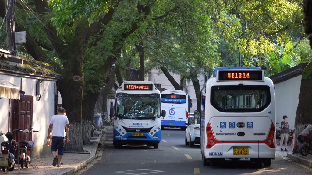 歡迎來到可以看見兩輛1314路公交車相遇的浪漫城市