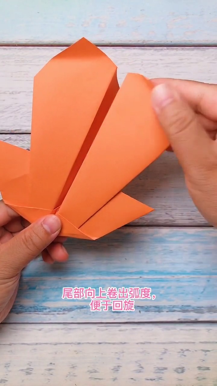 手工折纸#带披风的回旋飞机,飞起来超级拉风-度小视