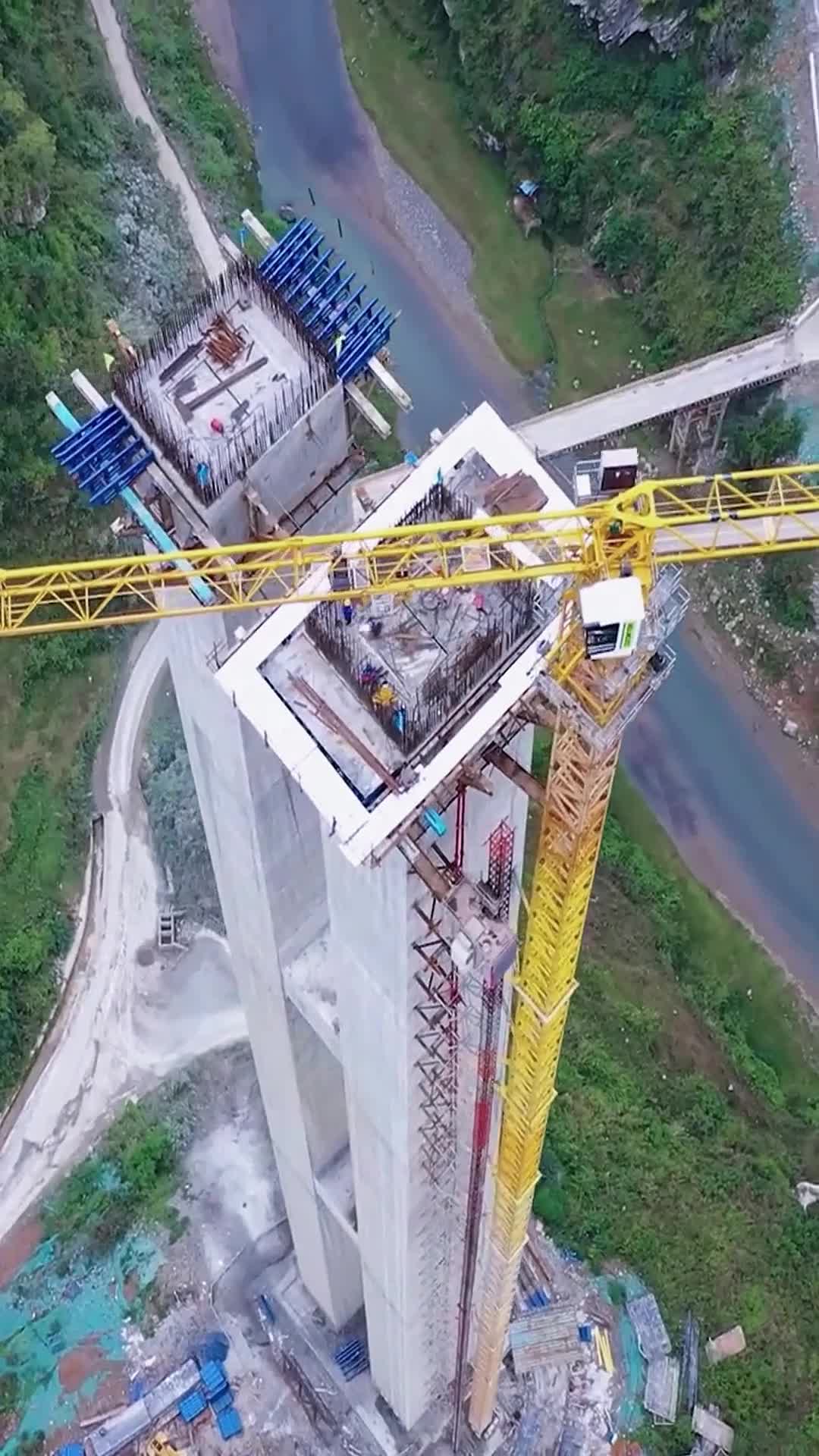 云南在建筒车河特大桥,墩高187米,看上面的建设者们真是捏了一把汗,太