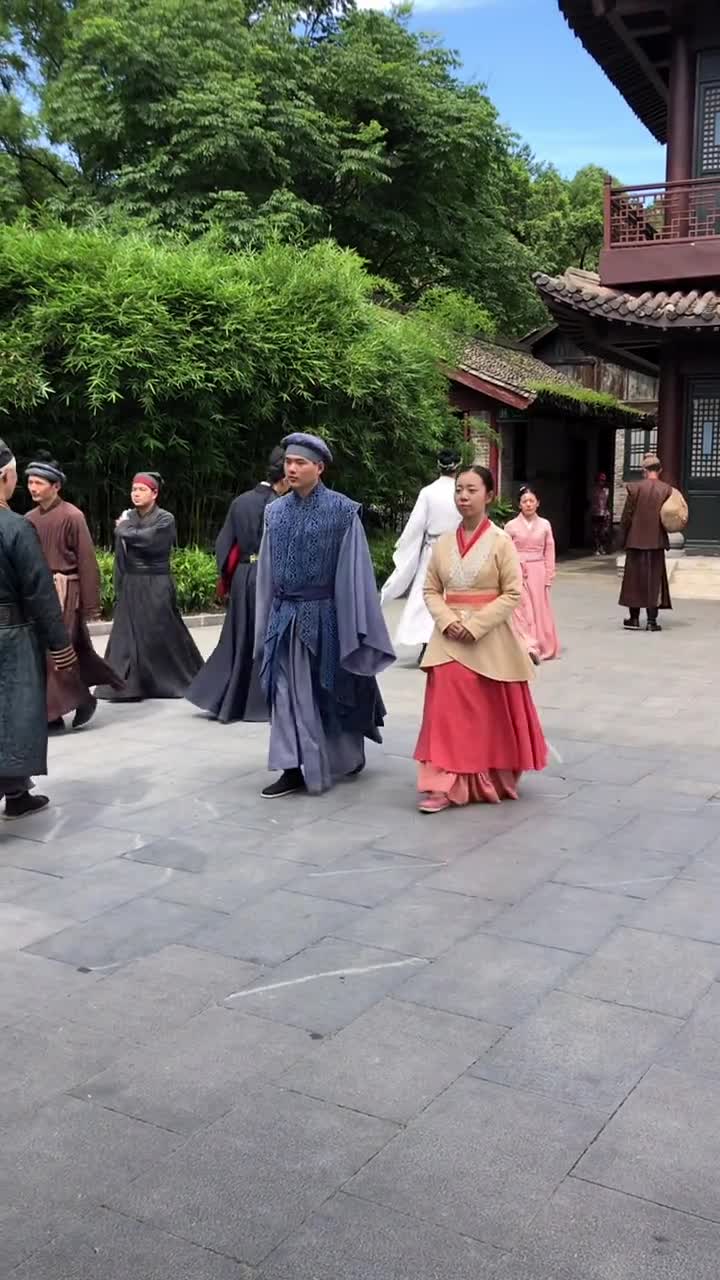 群众演员也是演员,主角好比鲜花也需要绿叶衬托