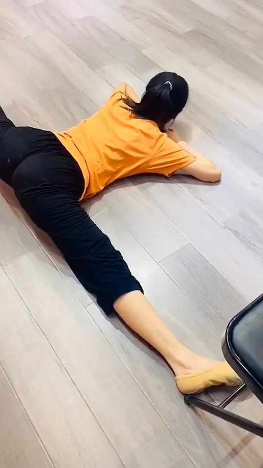 软开#女神太迷人,当教练仍能做大角度一字马,亭亭玉立仍单身