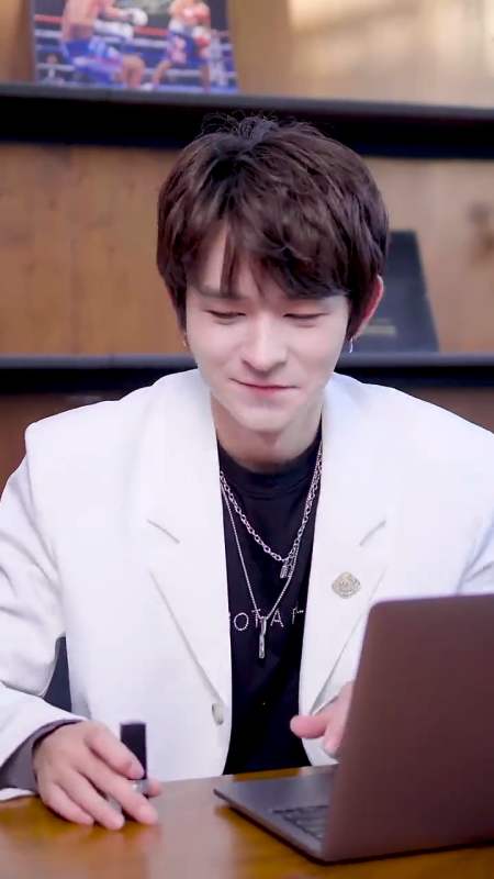 我都不知道耶_(:τ」∠)_ 回复 05天前 冬天的雪花和樱花:不是龙小辉