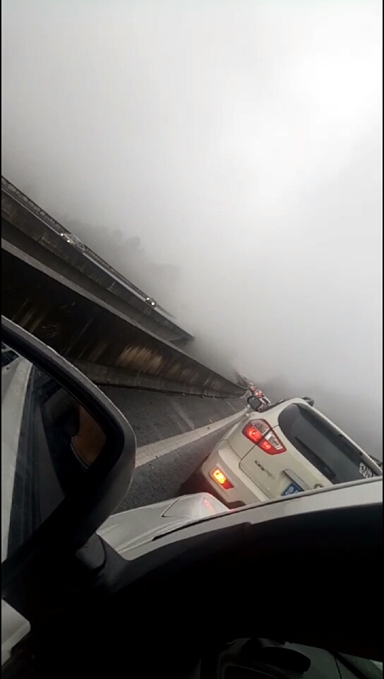 大雾天高速上的状况