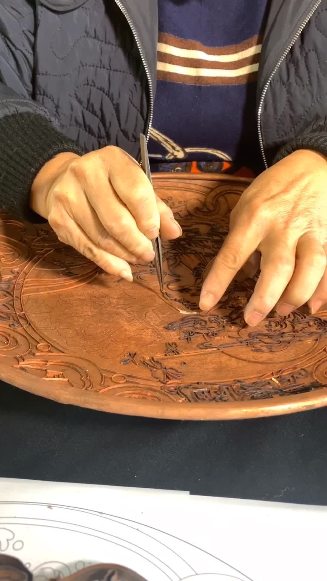 坚持景泰蓝技艺的人已经不多了.国外大受欢迎.