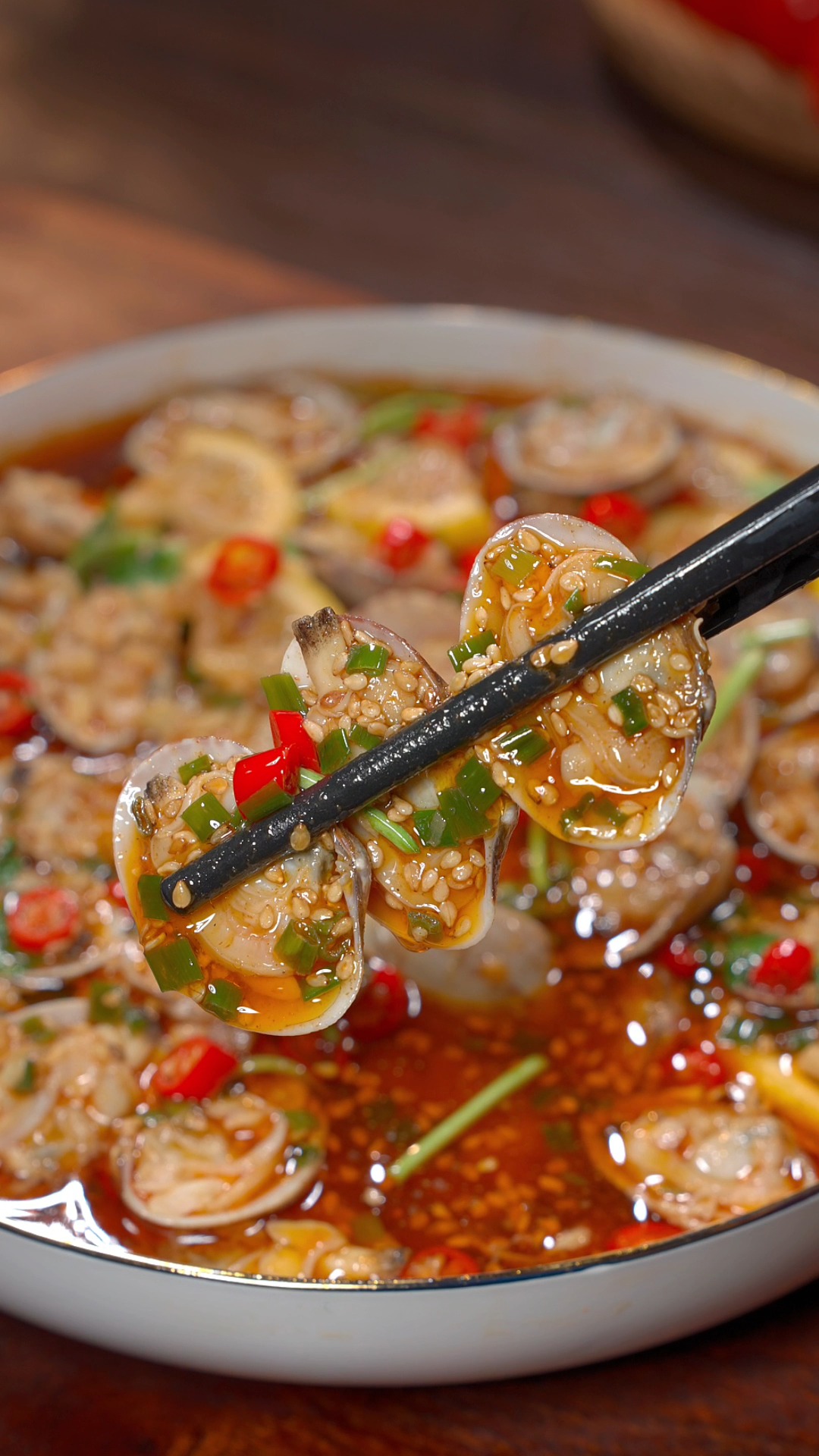 只需要几块钱就能吃到满满一大盘捞汁花甲,真的太好吃了,你一定要试试