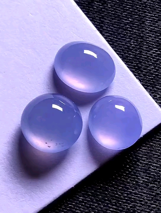 玻璃种紫罗兰蛋面一手,色泽仙美,玉质细腻,厚实饱满,晶莹明亮