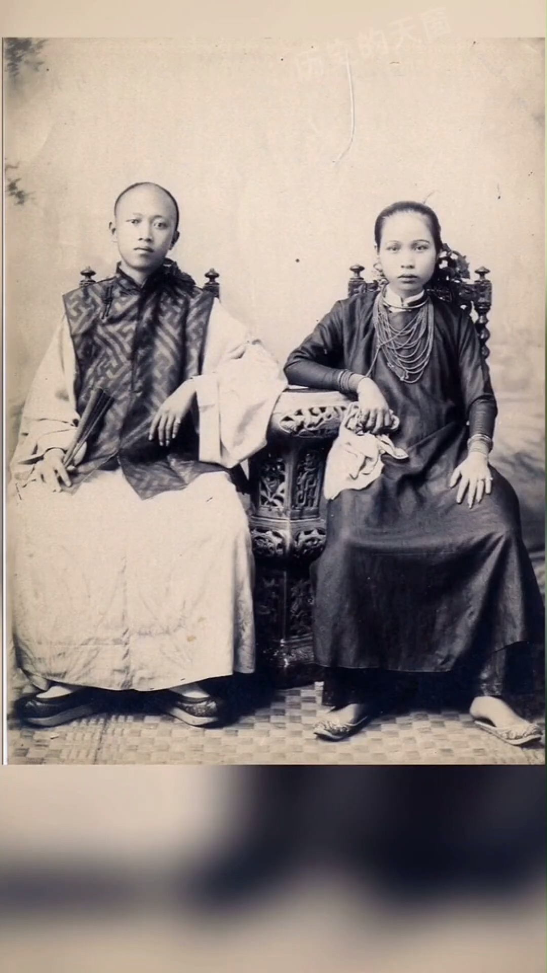 历史#140年前清朝一对年轻夫妻合影,绝对的大户人家