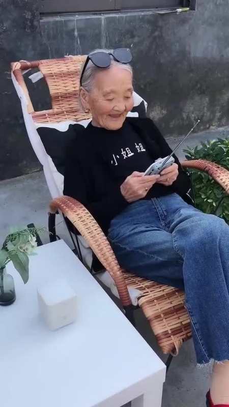 97歲奶奶穿上孫女衣服秒變小姐姐,奶奶說美和年齡無關,最重要的是心態