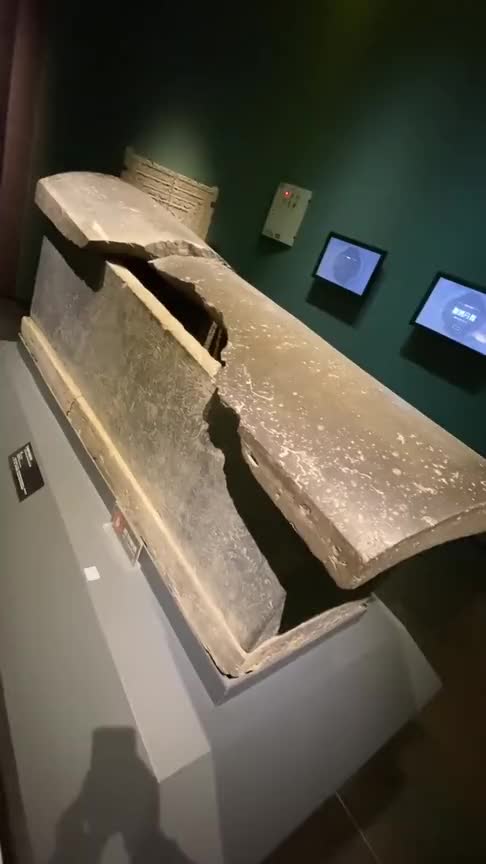 西汉时代的千年玉棺,据说里面还有一具女尸,肯定身份尊贵!