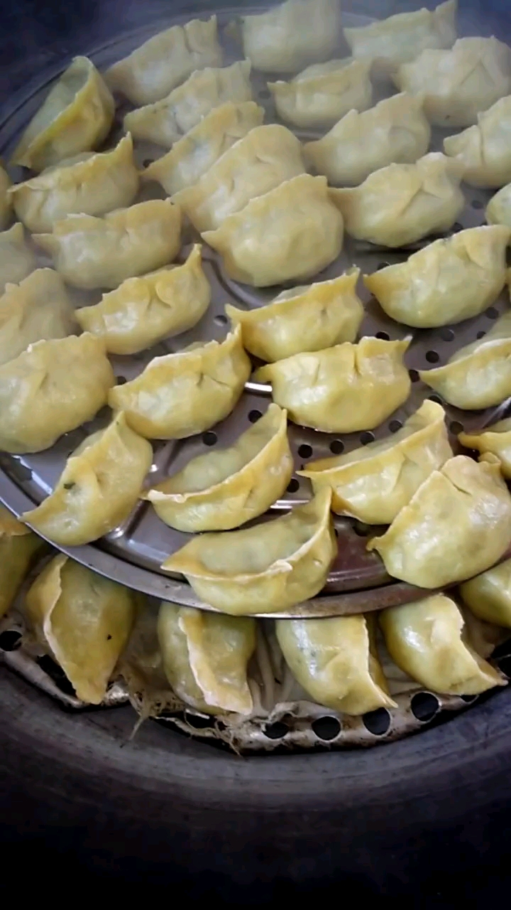 今天上农村老家,大舅妈包的菜饺子,老好吃了