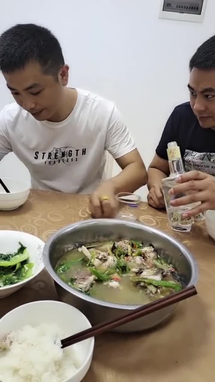 好哥们一起吃饭,所谓的不胜酒力,瞬间心里发怵