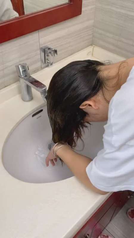 每次看老婆洗头都太麻烦要伸到水龙头下去冲麻烦还不安全有了这个洗头
