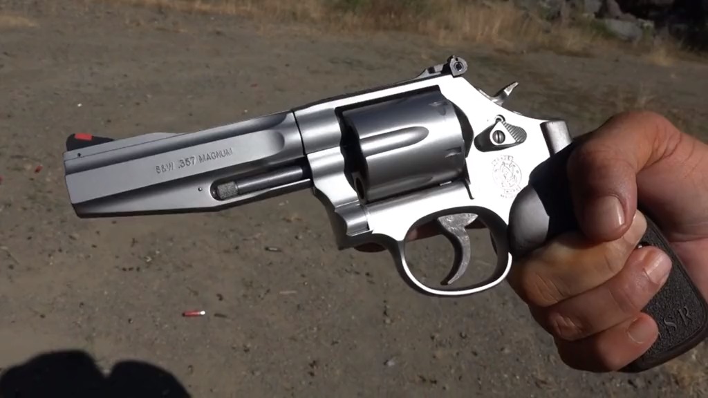 史密斯韦森686左轮手枪,不锈钢外观很闪亮,让人不禁想拥有!