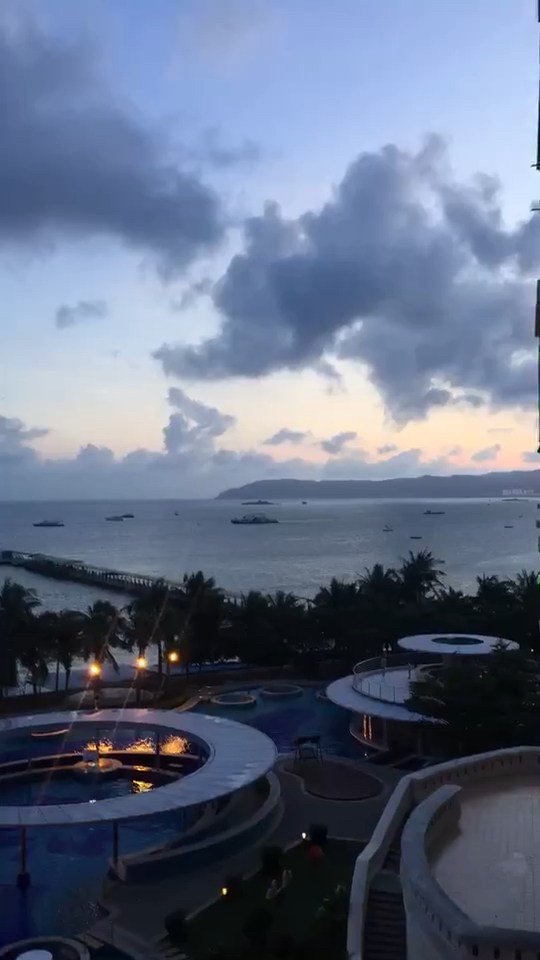三亚的夜晚来的更晚一些.#流连忘返的三亚