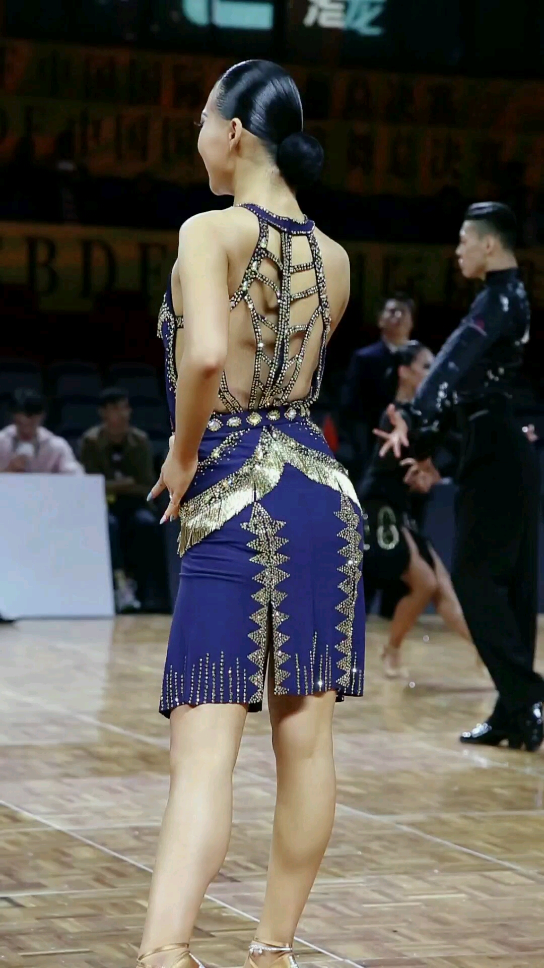 赏心悦目的伦巴舞帅哥美女完美搭配