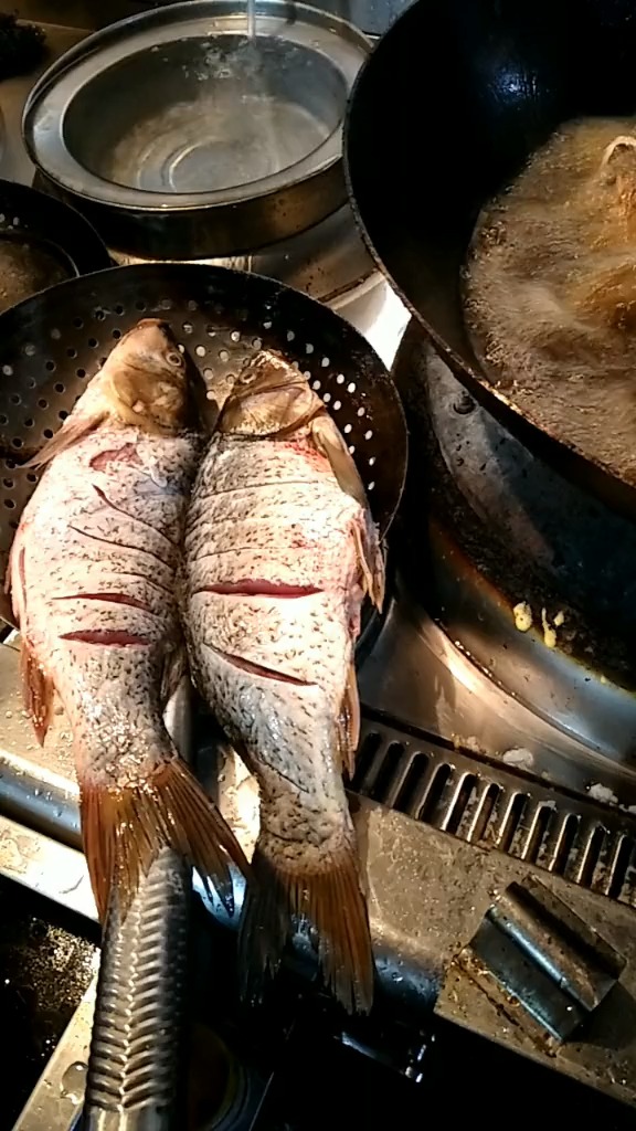 荷香酥鲤鱼的做法