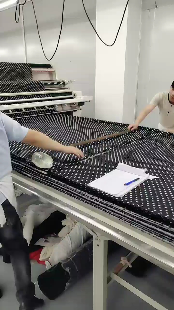 这是服装厂里现代最先进的裁床拉布自功机器