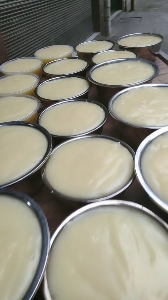 熬的粉浆,等待冷却就是凉粉儿了