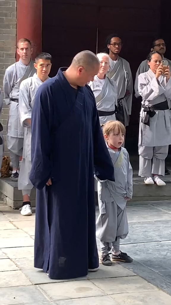 少林寺:这位小施主有一些害羞,大家说有没有三宝可爱