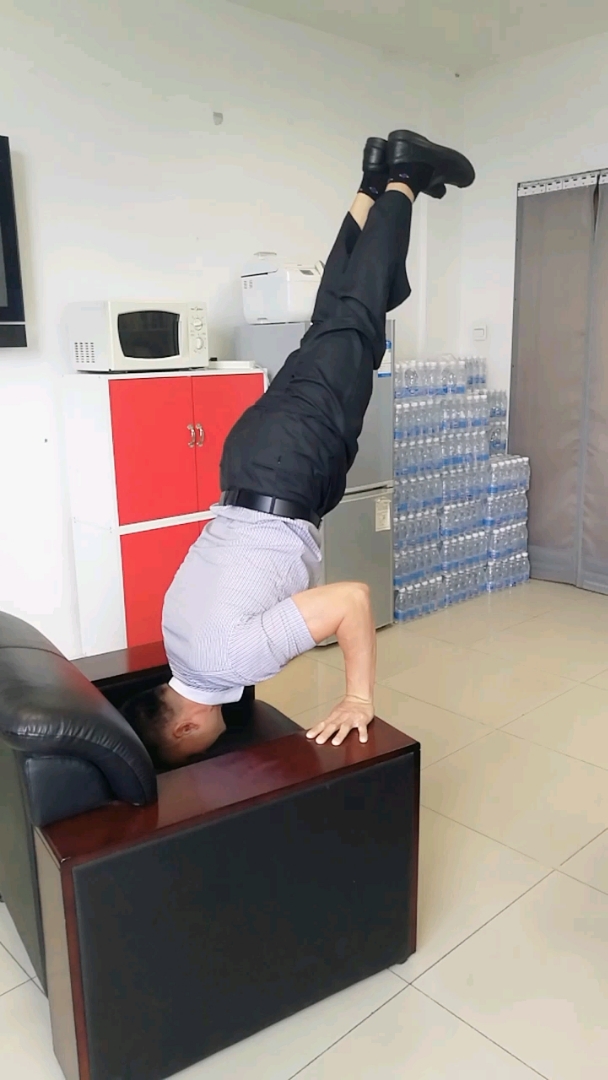 办公室沙发倒立来一发!