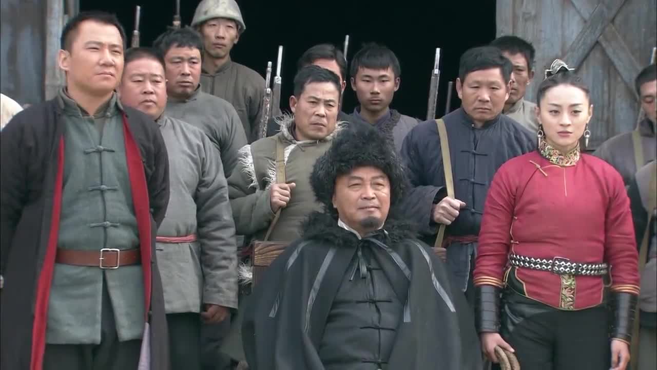 铁血战狼:大当家试探两位俘虏的身手,结果被两位高手虐惨了!