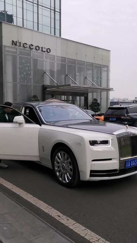 重庆山城劳斯莱斯幻影,双拼色定制版,20多岁,身价上千亿的资产,可是他