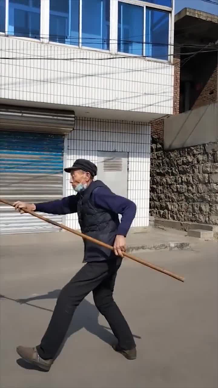 八旬牛人表演红缨枪,一套动作行云流水,真是高手在民间!