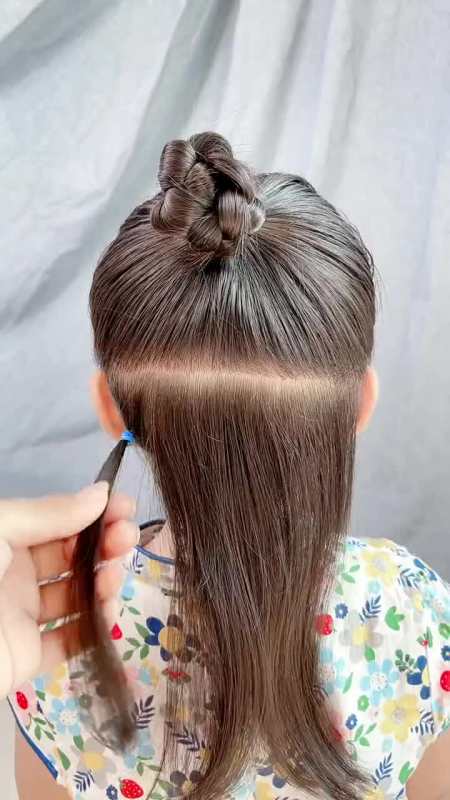 给孩子扎个清爽的渔网辫把所有的甜蜜和快乐都网里!