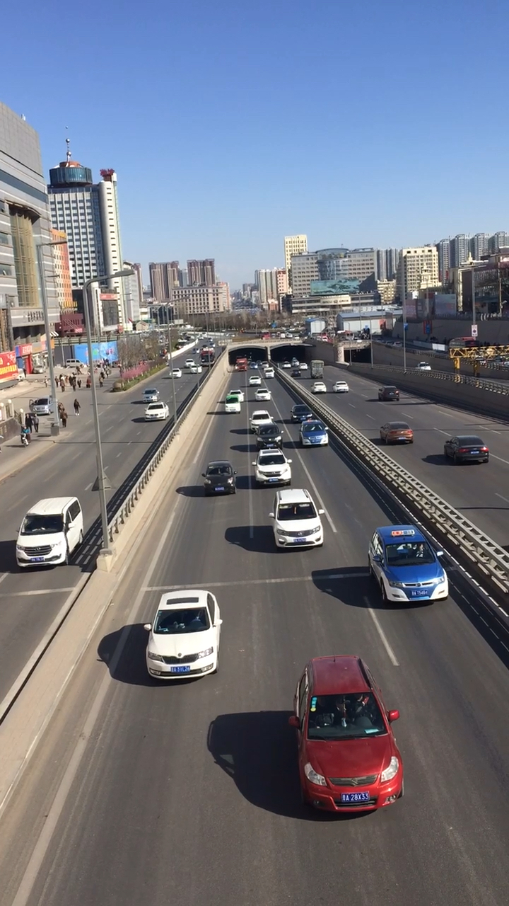 立交桥下川流不息的车辆,一路平安!
