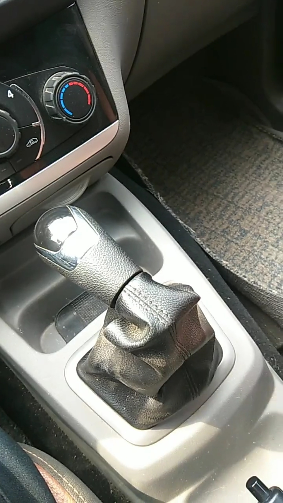 汽车那些事#在市区堵车,频繁换挡,档杆都累弯了