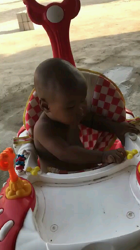 小黑孩头那么大,眼睛却好小,黑孩很少有眼睛这么小的