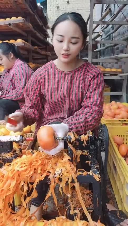 新来的女师傅,别看年龄不大,削皮的技术可不差!