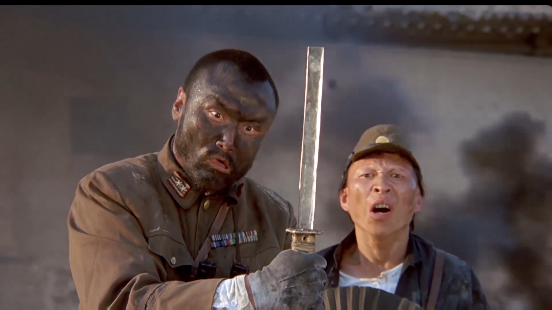 娱乐#经典抗日喜剧电影,鬼子一刀砍开西瓜,不料西瓜里藏地雷