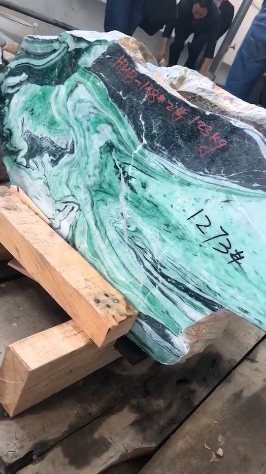 这个漂亮  盈江公盘 天然摆件