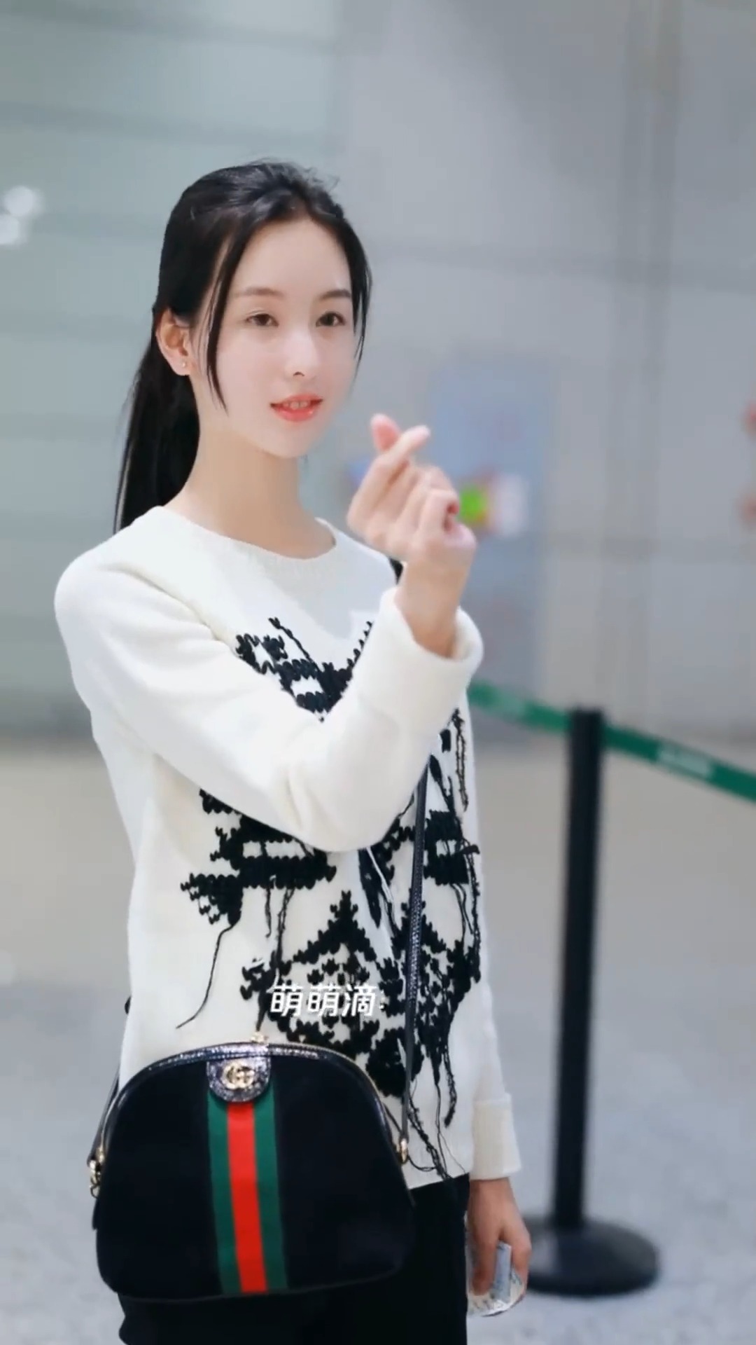 娱乐#陈都灵来了,校花女神为你比心,面对这样的她你心动了吗