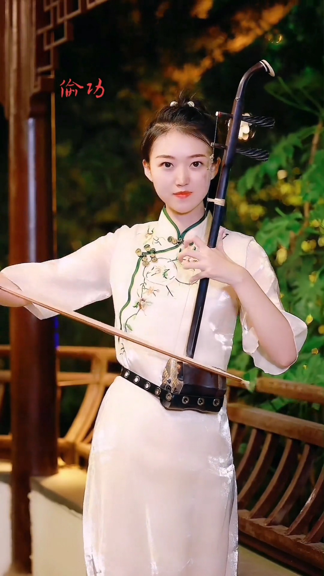 迷惑行为大赏姑娘二胡拉奏偷功声情并茂气势磅礴给人一种热血澎湃的