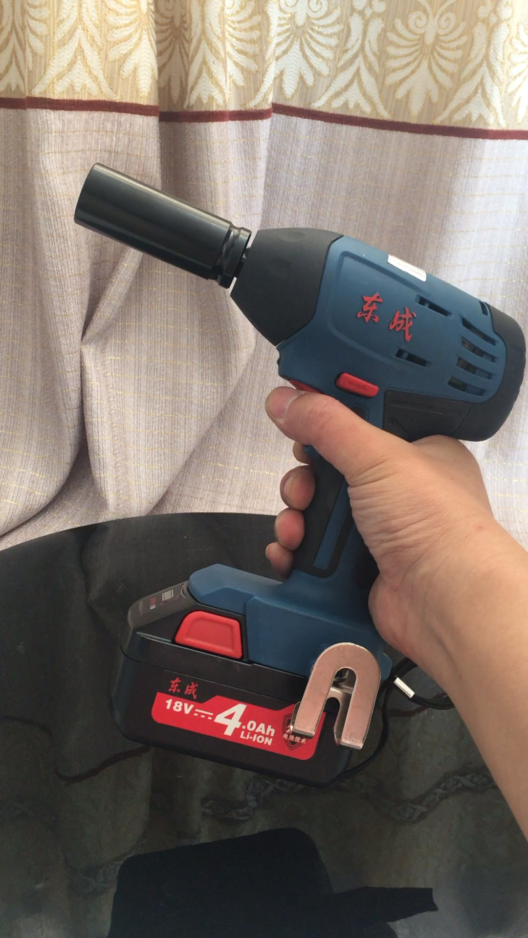 东成18v锂电电动扳手2电1充