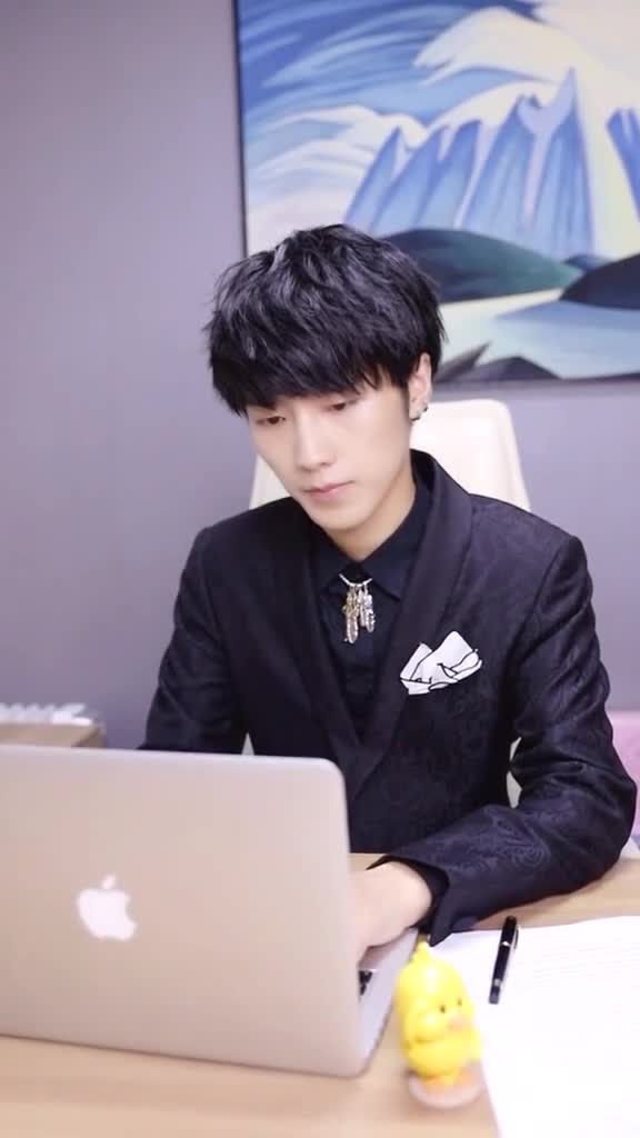 今天的川总监怪怪的,怪可爱的!