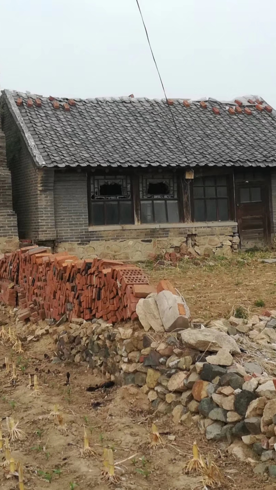 在东北小农村,这样古老的房子,很难能看到了,太有年代感,看到好像是