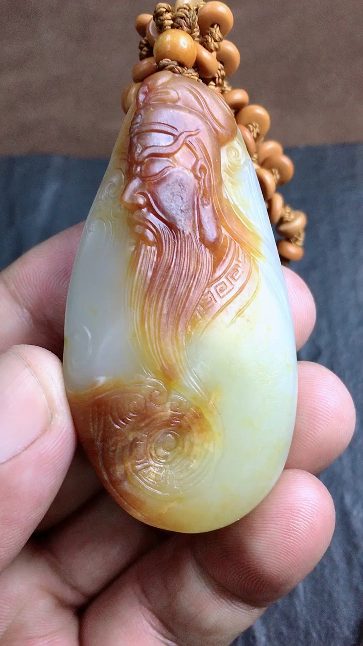新疆和田玉籽料#新疆和田玉籽料雕刻!关公!