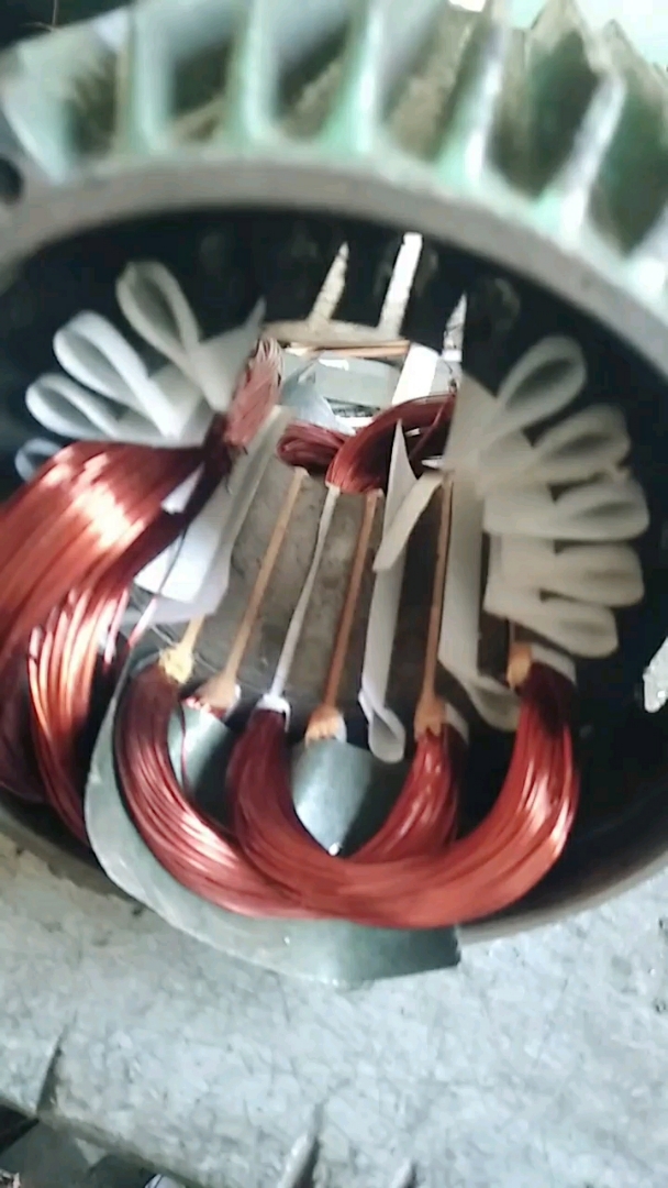 正在嵌线的小电机