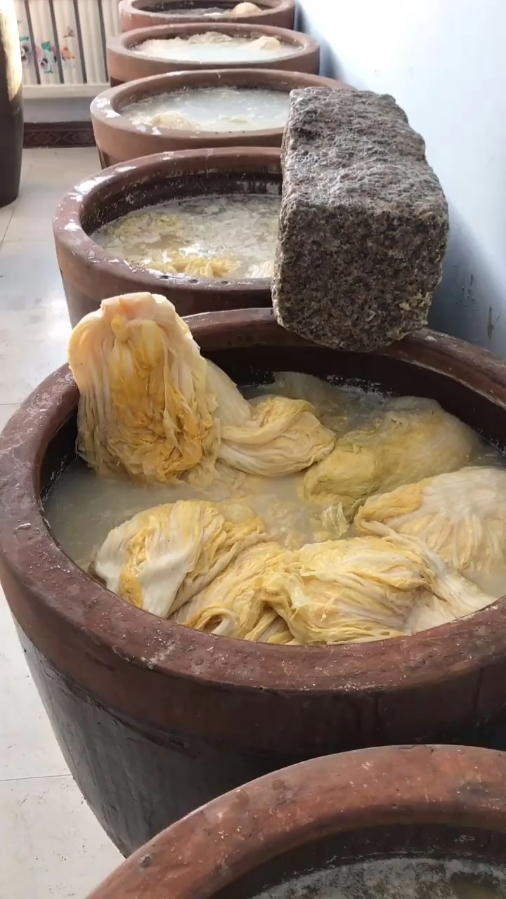 东北酸菜#东北大缸酸菜不添加任何防腐剂.