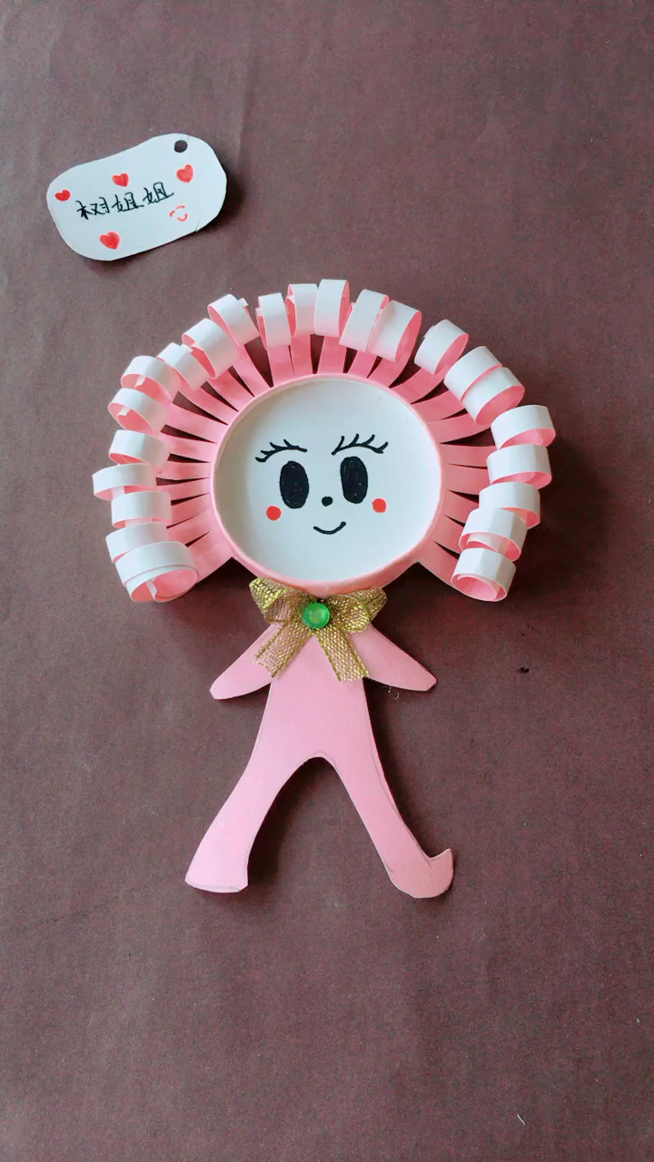 一次性纸杯做的娃娃贴画