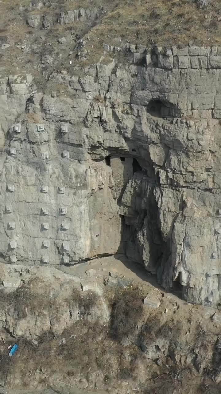 黄河悬崖绝壁上的石洞,据当地老人讲,当年大禹治水时候的居住地方!