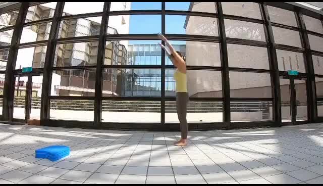 游泳视界美女蝶泳动作陆上练习,快跟着学起来